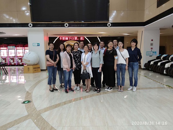 安徽尊龙人生就是博d8地产集团公司机关第一、第二党支部组织寓目爱国主义题材影片《八佰》