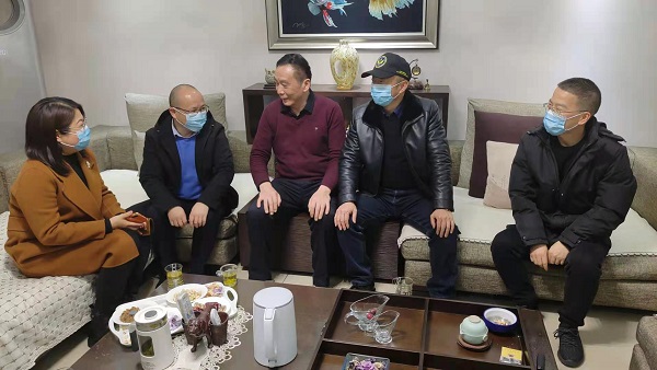 “情系退休老职工 走访慰问暖人心”徽盐地产集团公司组织开展春节慰问运动