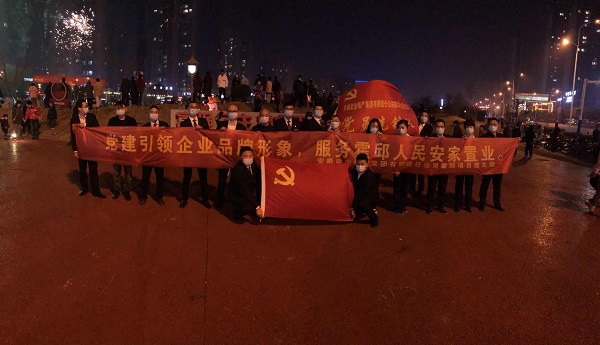 “党建引领企业品牌形象，效劳霍邱人民安家置业”霍邱项目党支部开展春节送春联礼包运动